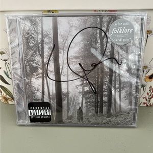 TAYLOR SWIFT signed and sealed Folklore cd
